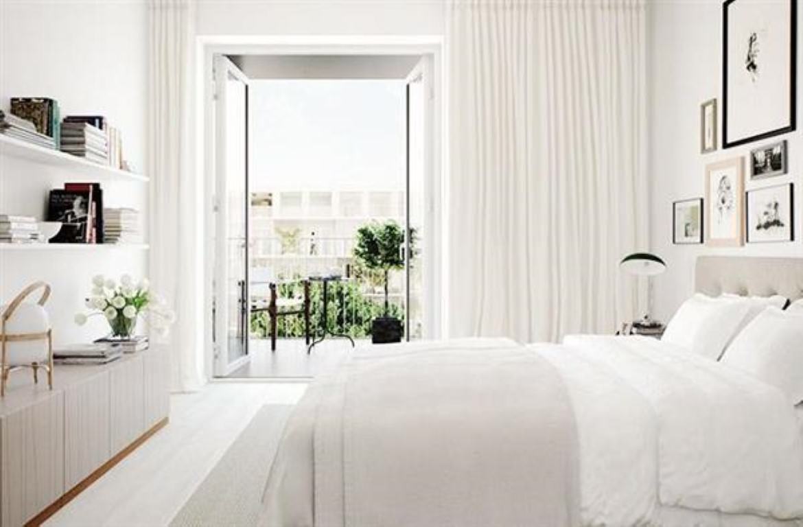 Комната с окном и мебелью. Белый интерьер. Интерьер светлой спальни. Спальня в белом стиле. Интерьер белой спальни.